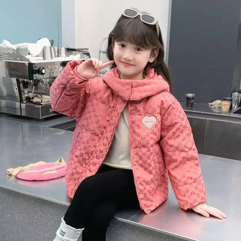 Утолщенное модное пальто, детская одежда, куртка для девочек, куртка на хлопковой подкладке с капюшоном, теплая новая повседневная одежда в стиле каваи, зимние топы
Утолщенное модное пальто, детская одежда, куртка для девочек, куртка на хлопковой подкладке с капюшоном, теплая новая повседневная одежда в стиле каваи, зимние топы