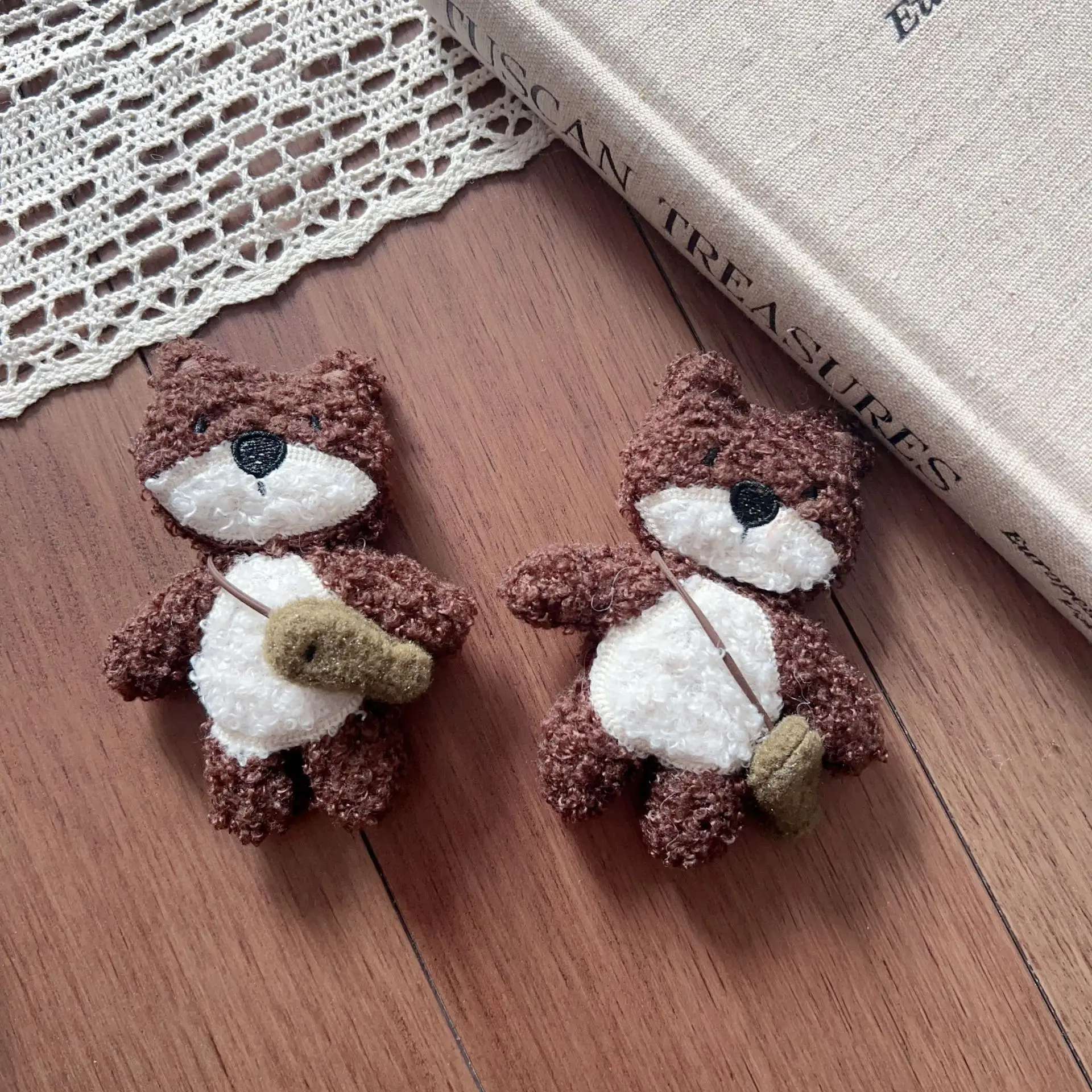 Soft Plush Bear Hair Clip Brooch Pin DIY Handmade for Scarf Glove Bag Hat Clothing Embellishment High Quality Adorable
Soft Plush Bear Hair Clip Brooch Pin DIY Handmade for Scarf Glove Bag Hat Clothing Embellishment High Quality Adorable