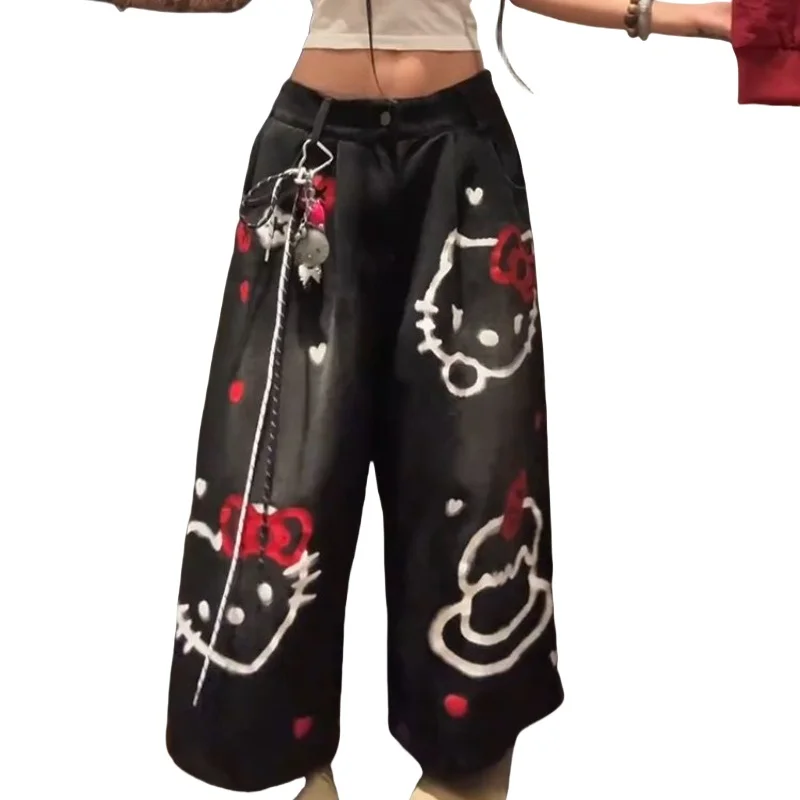 Sanrio мультфильм милый Hello Kitty ретро дизайн с граффити принт джинсовые брюки женские популярные девушки креативные широкие укороченные брюки 
Sanrio мультфильм милый Hello Kitty ретро дизайн с граффити принт джинсовые брюки женские популярные девушки креативные широкие укороченные брюки