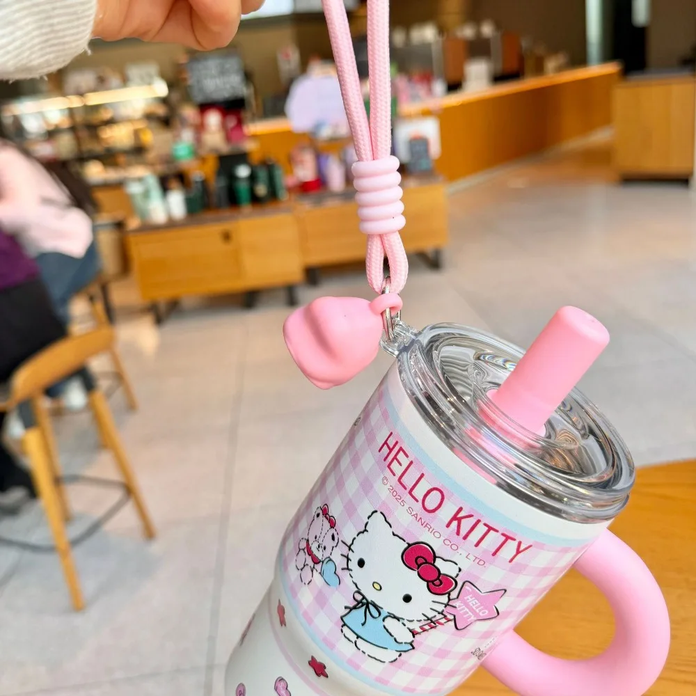 Термокружка Sanrio Kitty с изображением мультяшных персонажей, большая вместимость, с соломинкой, изолированная, с ручкой, портативная спортивная бутылка для воды, офисная кофейная кружка
Термокружка Sanrio Kitty с изображением мультяшных персонажей, большая вместимость, с соломинкой, изолированная, с ручкой, портативная спортивная бутылка для воды, офисная кофейная кружка