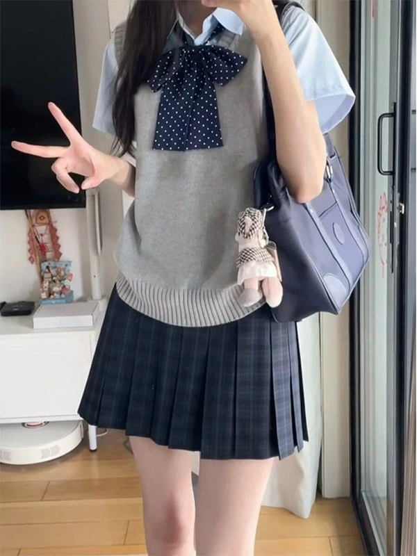Original Design JK Uniform Vest Sleeveless Hooded Knitted Sweater Skirt Set Breathable Lightweight Summer Fashion College Style
Original Design JK Uniform Vest Sleeveless Hooded Knitted Sweater Skirt Set Breathable Lightweight Summer Fashion College Style