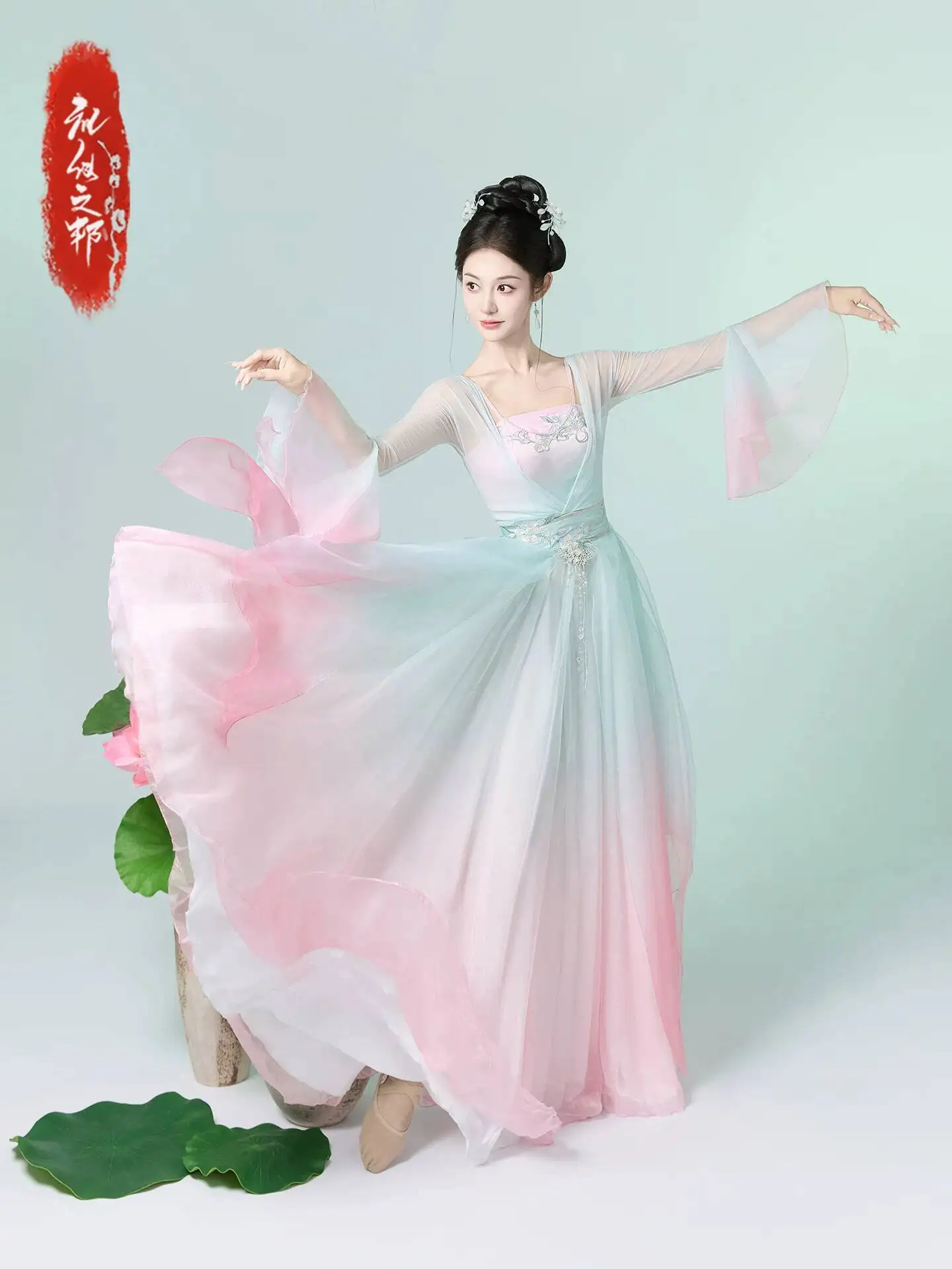 Elegant And Ethereal Classical Dance Costume For Women With A Large Skirt, Chinese-style Hanfu Dance Costume, Ancient-style
Elegant And Ethereal Classical Dance Costume For Women With A Large Skirt, Chinese-style Hanfu Dance Costume, Ancient-style