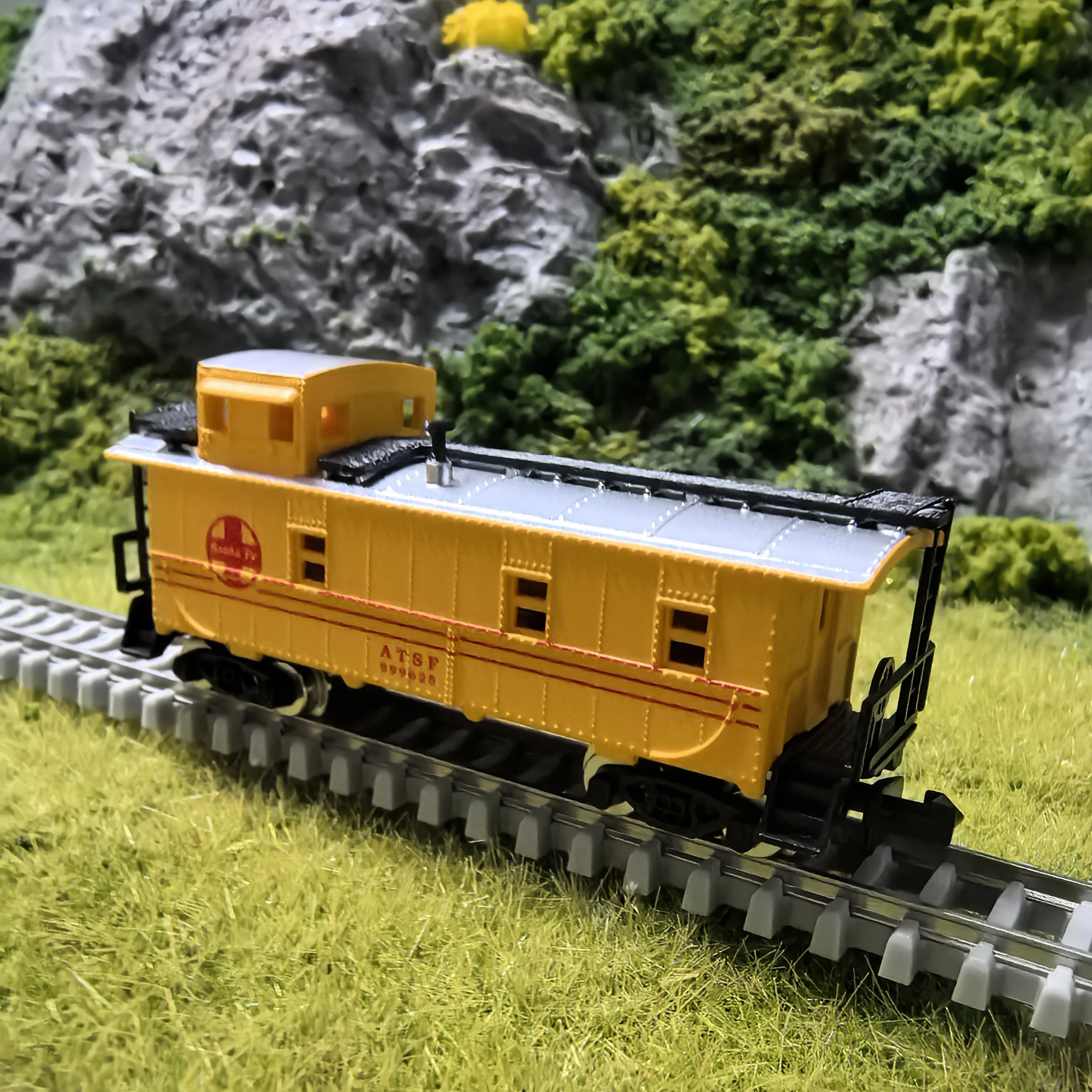N Scale 1:160 ATSF Santa Fe Caboose Train Car Model Yellow with Red Logo for Layout Diorama Collectible Toy
N Scale 1:160 ATSF Santa Fe Caboose Train Car Model Yellow with Red Logo for Layout Diorama Collectible Toy