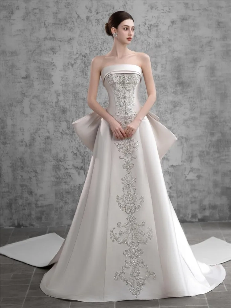 A new satin light main fabric with small tail heavy strapless morning dress for going out
A new satin light main fabric with small tail heavy strapless morning dress for going out