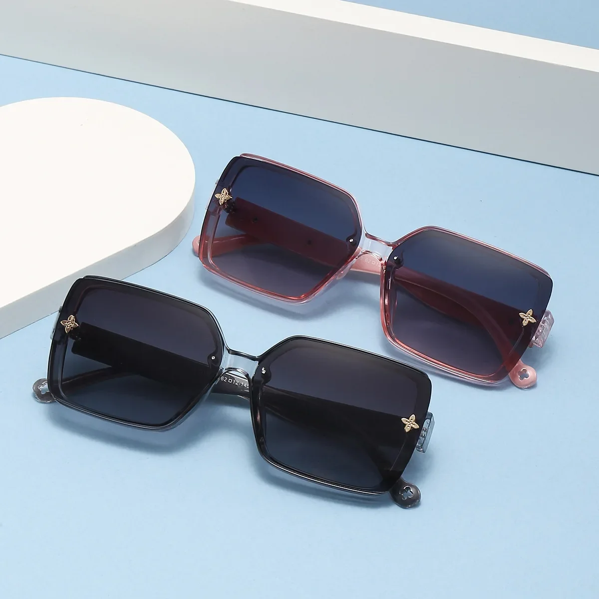 2025 New Trend Square Frame Sunglasses for Men and Women Senior Personality Anti-UV Fashion Sunglasses
2025 New Trend Square Frame Sunglasses for Men and Women Senior Personality Anti-UV Fashion Sunglasses