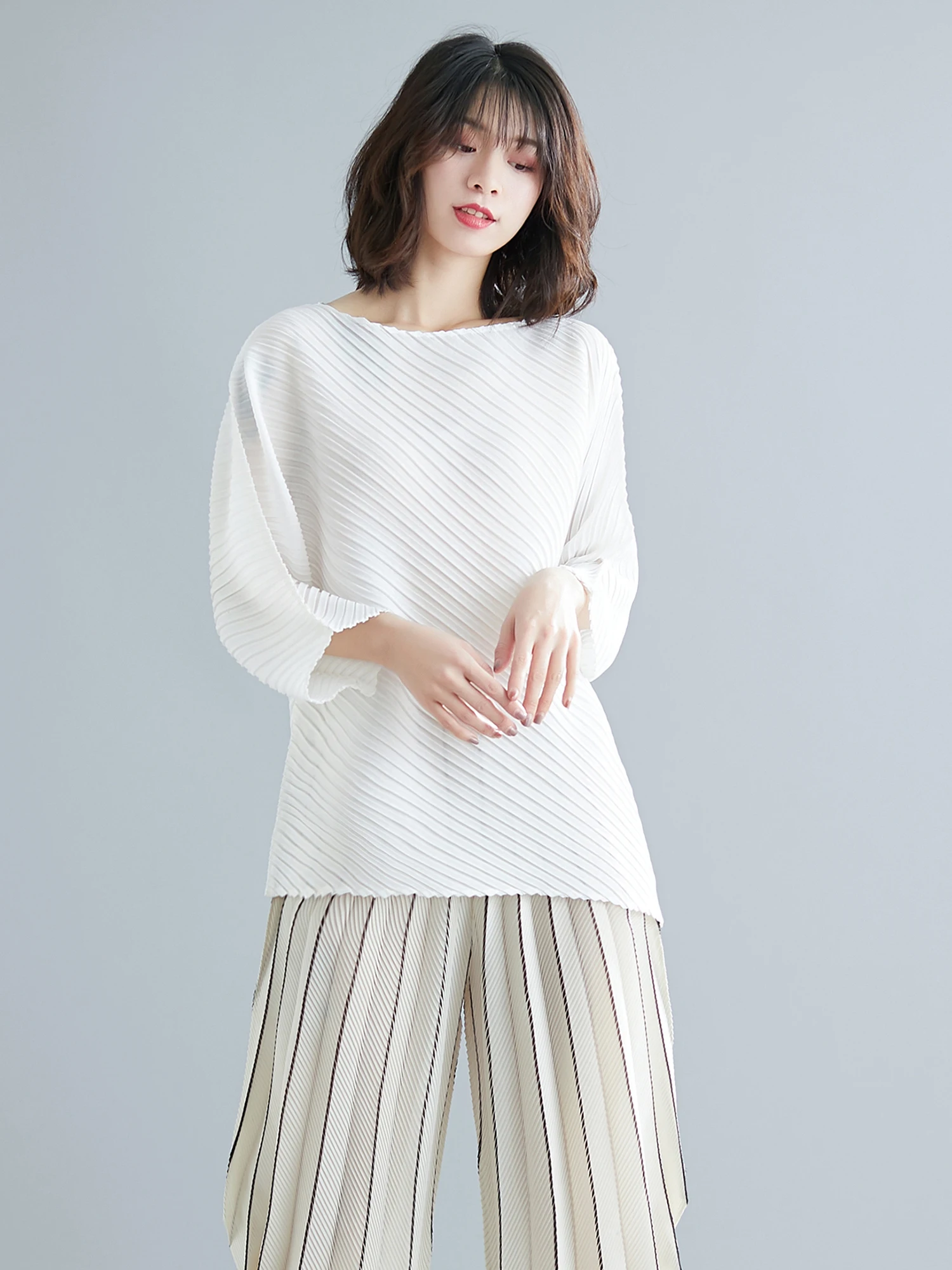 Summer New White Pleated Chiffon Top Irregular Sleeve Women's T-shirt Casual Style Loose Fit round Neck Five-Quarter Sleeve
Summer New White Pleated Chiffon Top Irregular Sleeve Women's T-shirt Casual Style Loose Fit round Neck Five-Quarter Sleeve