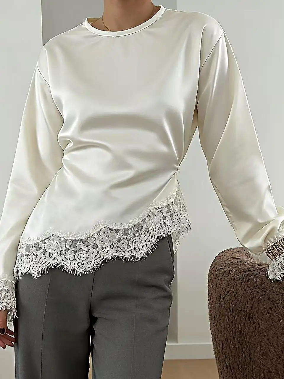 Loose Lace Trim Base Shirt Women's Long Sleeve round Neck Pure Color Asymmetrical Hemline Floral Detailing Commute Style
Loose Lace Trim Base Shirt Women's Long Sleeve round Neck Pure Color Asymmetrical Hemline Floral Detailing Commute Style