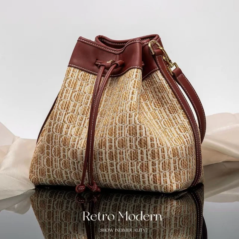 CHCH Простая женская сумка через плечо с буквенным принтом в стиле ретро, классический стиль, модная универсальная сумка-ведро с завязками и открытым дизайном
CHCH Простая женская сумка через плечо с буквенным принтом в стиле ретро, классический стиль, модная универсальная сумка-ведро с завязками и открытым дизайном