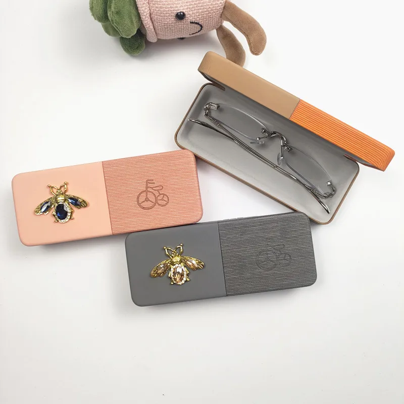 Set with Diamonds Bee pattern Glasses Box Portable Sunglasses Case Glasses Storage Box Eyeswear Accessories Women Gift B5
Set with Diamonds Bee pattern Glasses Box Portable Sunglasses Case Glasses Storage Box Eyeswear Accessories Women Gift B5