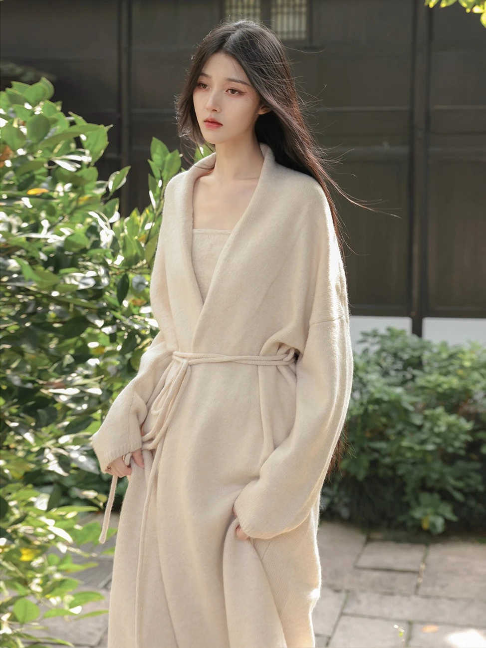 New Chinese Style Women's Knitted Sweater Coat Loose Fit V-Neck Long Sleeve Mid-Length Open Cardigan Outerwear Jacket
New Chinese Style Women's Knitted Sweater Coat Loose Fit V-Neck Long Sleeve Mid-Length Open Cardigan Outerwear Jacket
