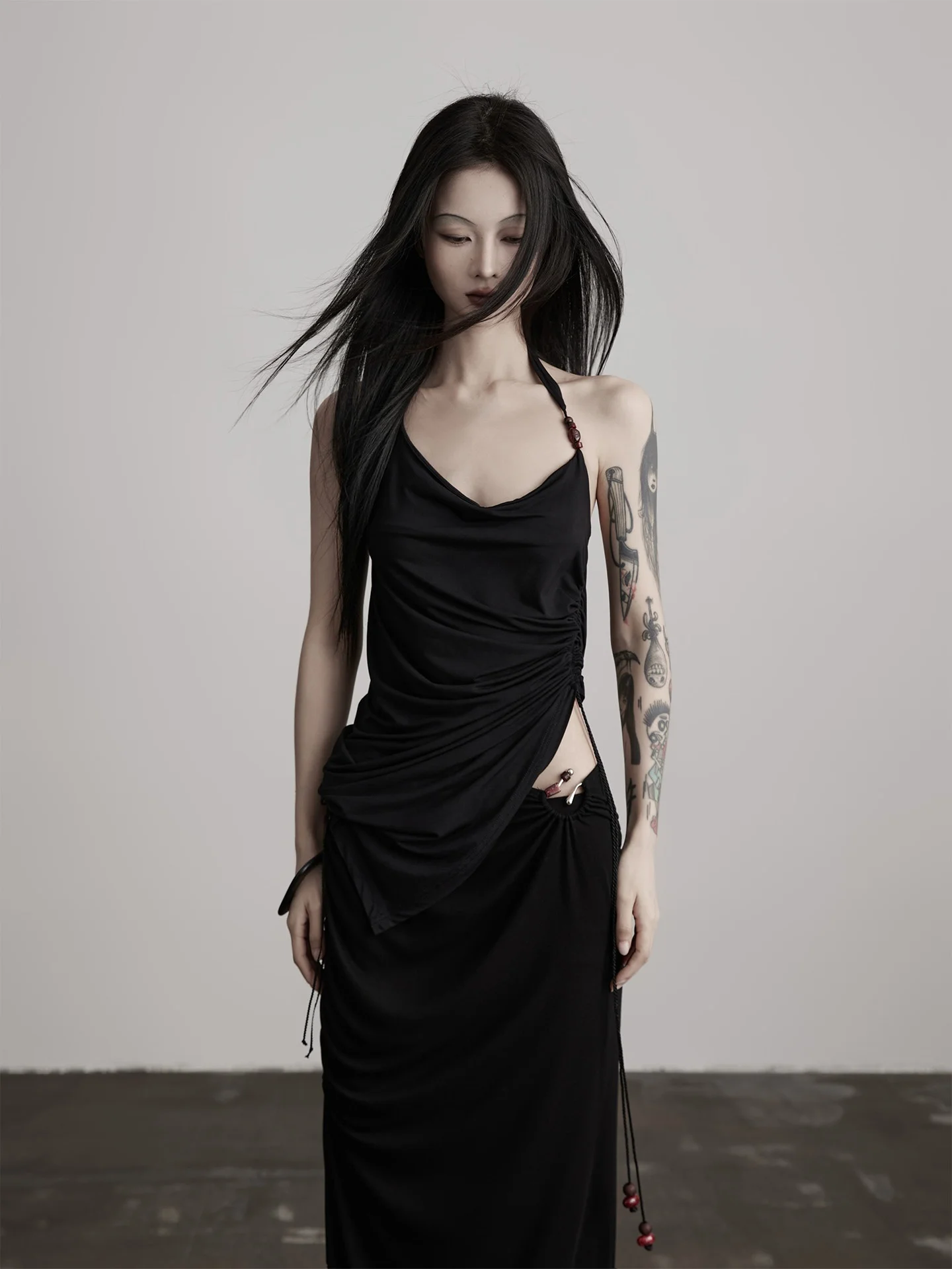 Indue Bla Svel Ne Женский облегающий топ с подвесным ремешком, оригинальный дизайн, сложенная модальная ткань стандартного кроя
Indue Bla Svel Ne Женский облегающий топ с подвесным ремешком, оригинальный дизайн, сложенная модальная ткань стандартного кроя