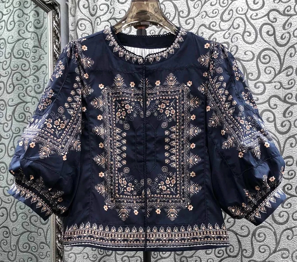 Top Quality New Women's Coat 2025 Autumn Fashion Lady Vintage National Style Prints Lantern Sleeve Elegant Loose Dark Blue Coats
Top Quality New Women's Coat 2025 Autumn Fashion Lady Vintage National Style Prints Lantern Sleeve Elegant Loose Dark Blue Coats