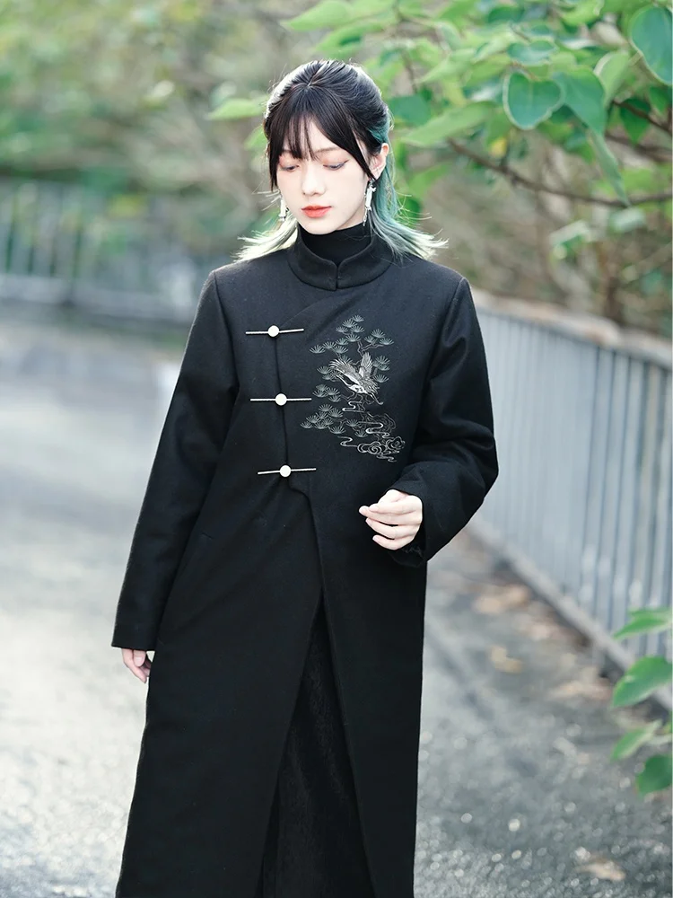 Женское шерстяное пальто в стиле ретро с воротником-стойкой, вышивкой и асимметричной застежкой на пуговицах, утепленная зимняя верхняя одежда
Женское шерстяное пальто в стиле ретро с воротником-стойкой, вышивкой и асимметричной застежкой на пуговицах, утепленная зимняя верхняя одежда