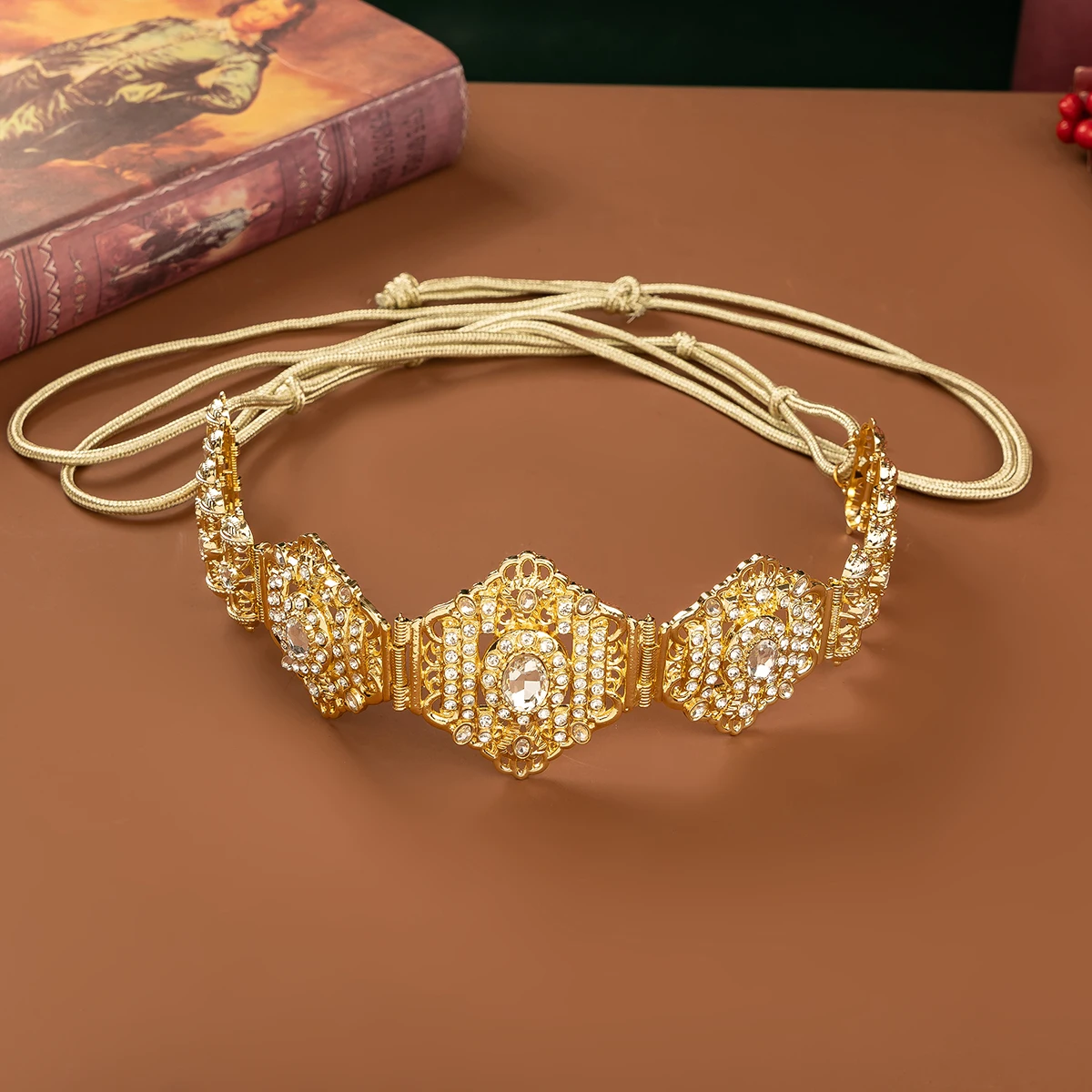 Винтажный королевский пояс для свадебного платья, регулируемый, с ромбовидной ажурной резьбой, элитный роскошный свадебный пояс для платья
Винтажный королевский пояс для свадебного платья, регулируемый, с ромбовидной ажурной резьбой, элитный роскошный свадебный пояс для платья