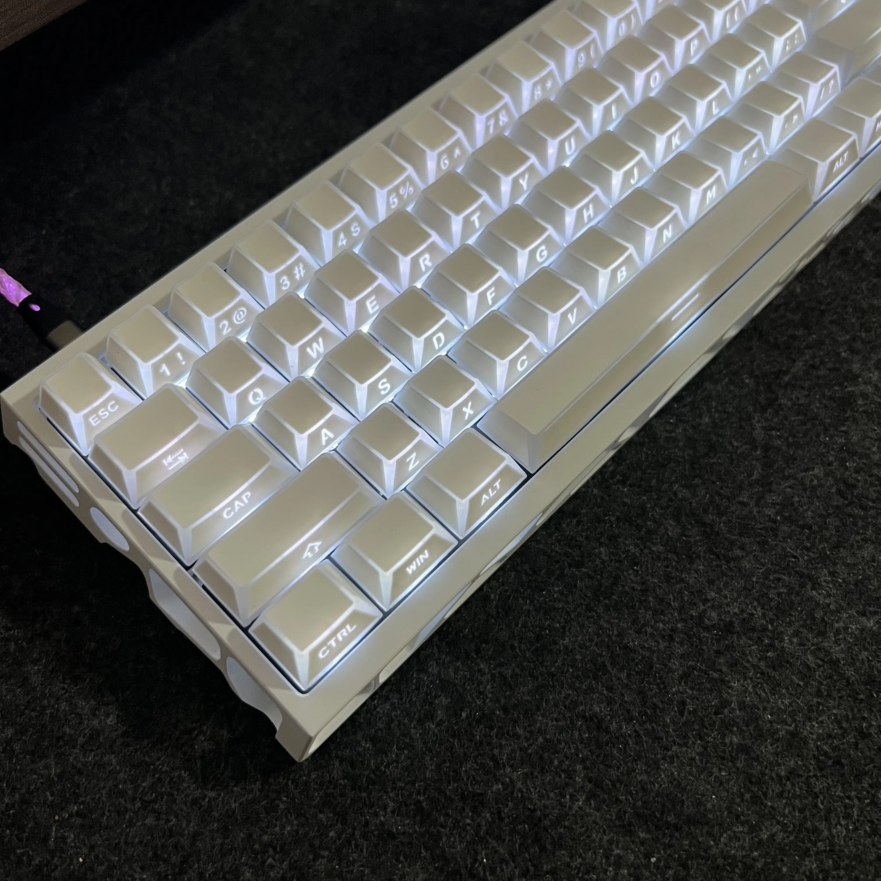 Light refraction 4PBT edge and corner side engraving light-transmitting wooting bee EZ60 Mai Cong Night Demon ROG keycap
Light refraction 4PBT edge and corner side engraving light-transmitting wooting bee EZ60 Mai Cong Night Demon ROG keycap