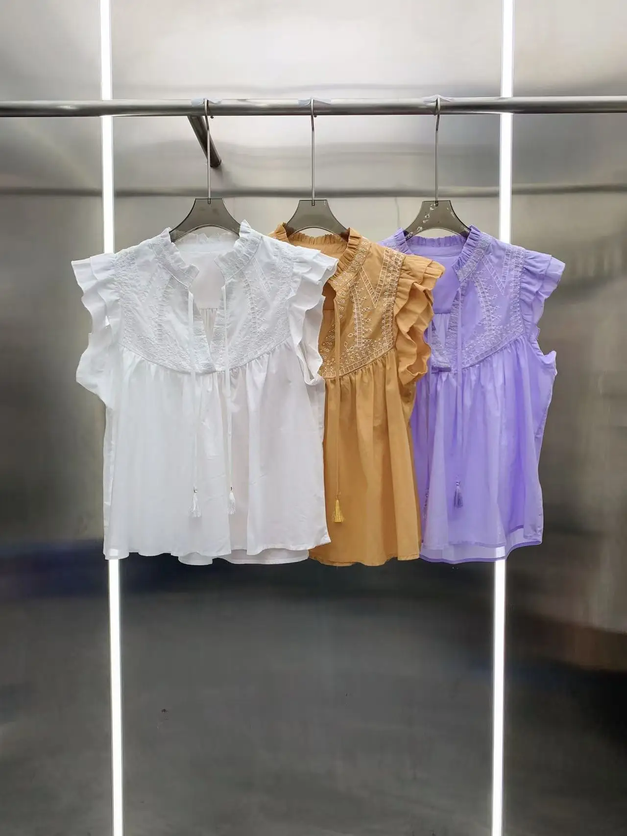 French-style round-necked collar with ties, fringed and open-work embroidered top, loose babydoll dress, sleeveless shirt
French-style round-necked collar with ties, fringed and open-work embroidered top, loose babydoll dress, sleeveless shirt