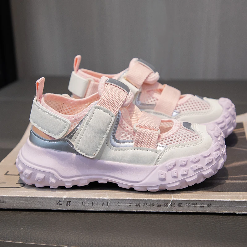 Детские сандалии розового цвета, новинка 2025, стильные дышащие повседневные кроссовки с сеткой для девочек, летние модные мягкие нескользящие сандалии для девочек
Детские сандалии розового цвета, новинка 2025, стильные дышащие повседневные кроссовки с сеткой для девочек, летние модные мягкие нескользящие сандалии для девочек