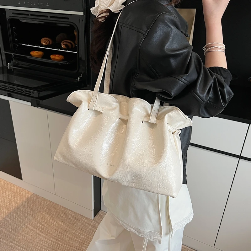 Summer New Ruffles Folds One Shoulder Bags 2025 Women's Trend Large Capacity Commuting Tote Bag Solid Color Female Handbags
Summer New Ruffles Folds One Shoulder Bags 2025 Women's Trend Large Capacity Commuting Tote Bag Solid Color Female Handbags