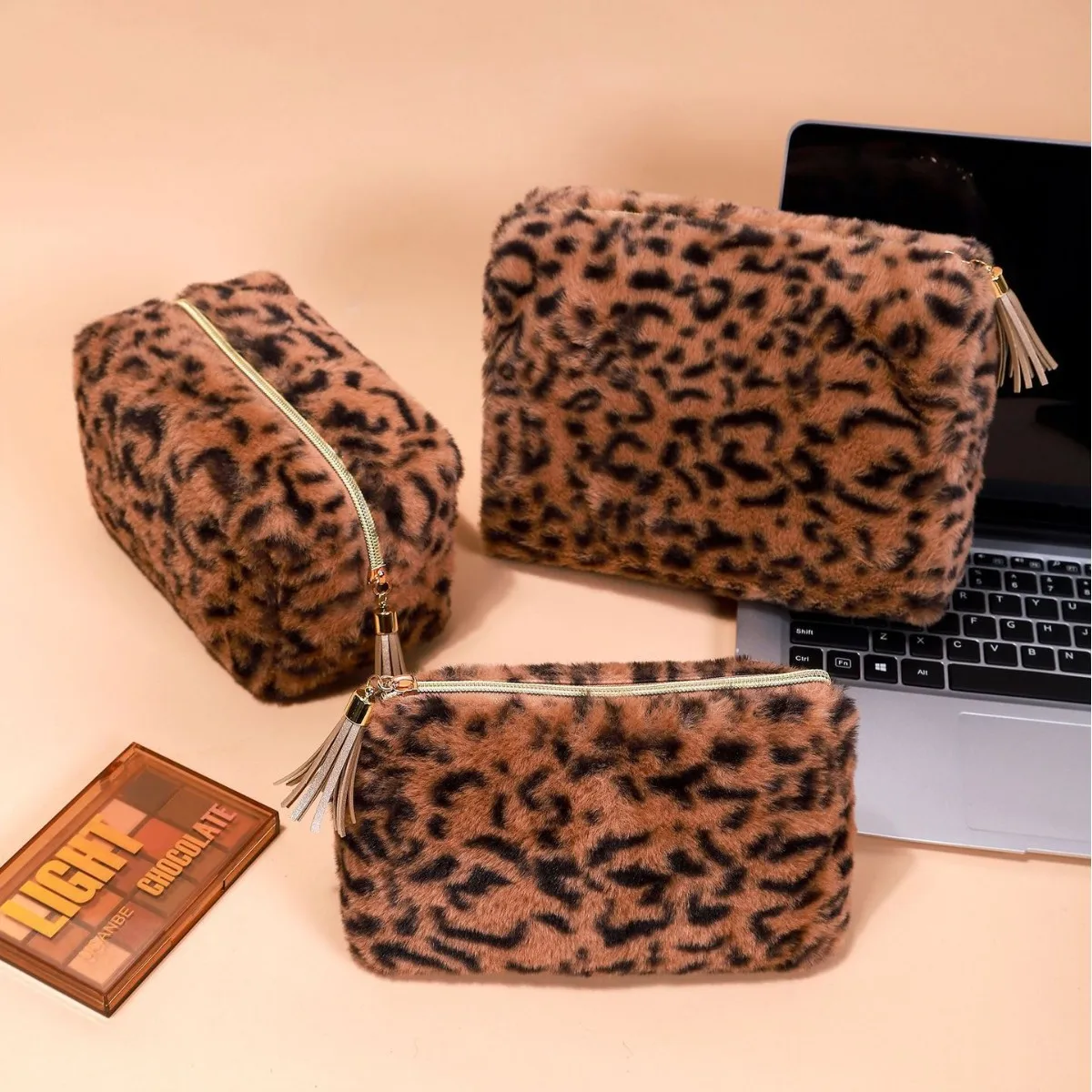 New leopard print plush cosmetic bag large-capacity storage advanced makeup tool storage bag toilet bag bag.
New leopard print plush cosmetic bag large-capacity storage advanced makeup tool storage bag toilet bag bag.