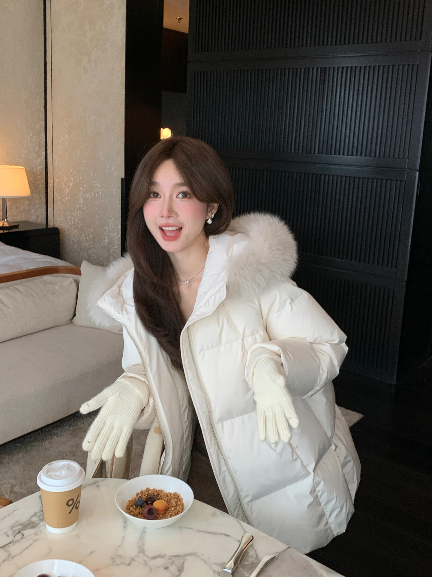 Зимняя утепленная женская куртка из белого гусиного пуха с меховым воротником, средней длины, теплая, для повседневной носки, на молнии, однотонная
Зимняя утепленная женская куртка из белого гусиного пуха с меховым воротником, средней длины, теплая, для повседневной носки, на молнии, однотонная