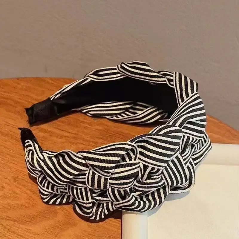 Wide Headband Women's Fashion Simple Fresh Black White Stripes Hair Accessories Heightening Cranial Super Wide Hairband
Wide Headband Women's Fashion Simple Fresh Black White Stripes Hair Accessories Heightening Cranial Super Wide Hairband