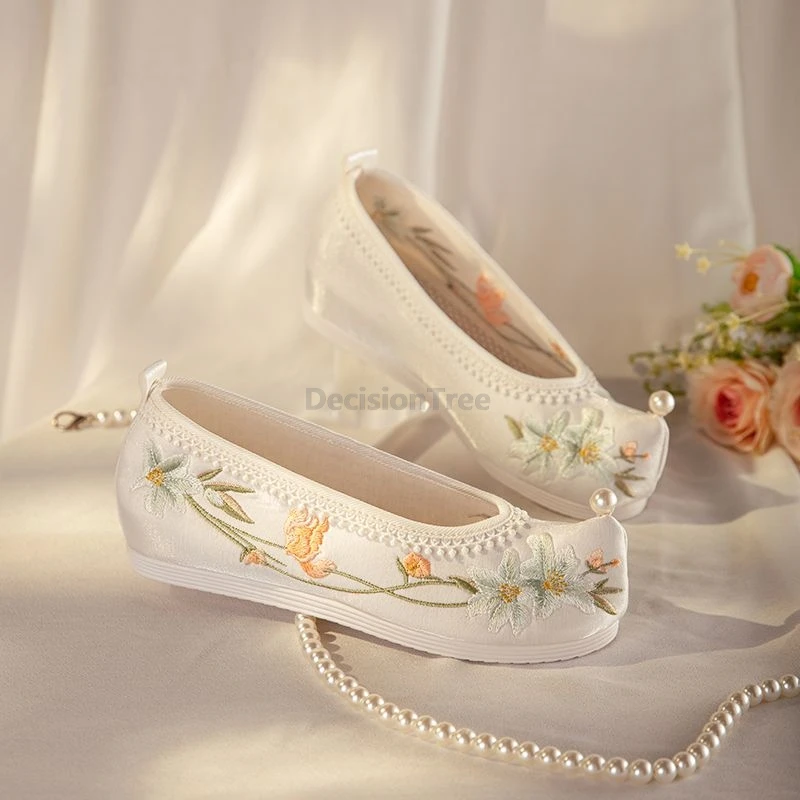 2025 chinese style classical embroidery shoes elegant demure versatile hanfu shoes cute dainty pearl accessory heighten shoes
2025 chinese style classical embroidery shoes elegant demure versatile hanfu shoes cute dainty pearl accessory heighten shoes