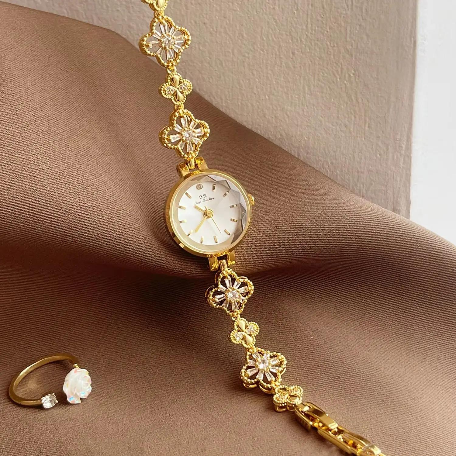 Light Luxury Elegant Watch for Women, Waterproof Zircon Small Dial, High-end Quartz Watches for Women, Gift Paired with Dress
Light Luxury Elegant Watch for Women, Waterproof Zircon Small Dial, High-end Quartz Watches for Women, Gift Paired with Dress