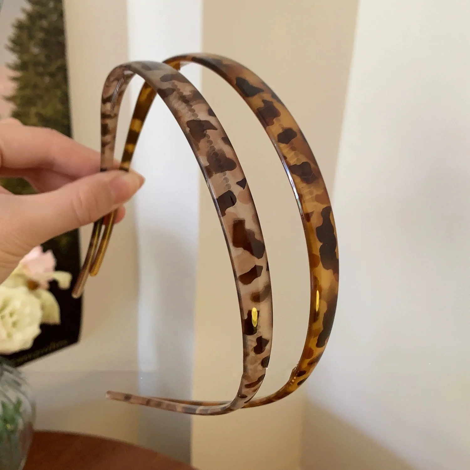 Pack of 2, leopard print retro Internet celebrity versatile glasses thin headband women's acetic acid 2026 new women's hairpin headband hair accessories
Pack of 2, leopard print retro Internet celebrity versatile glasses thin headband women's acetic acid 2026 new women's hairpin headband hair accessories