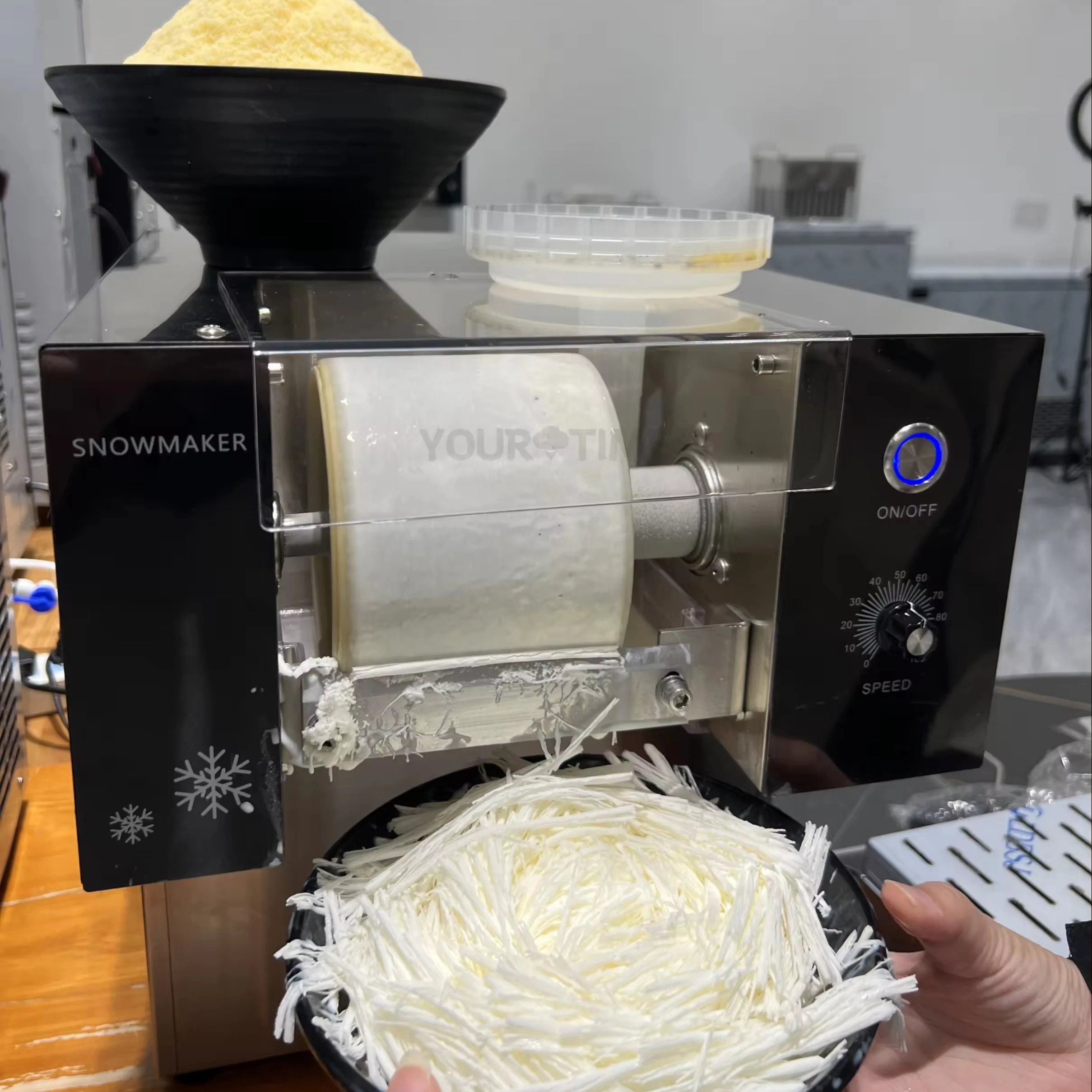 80 кг/день снежинки льда машина новая машина с водяным охлаждением автоматическая машина чешуйка снег лед бритва машина
80 кг/день снежинки льда машина новая машина с водяным охлаждением автоматическая машина чешуйка снег лед бритва машина