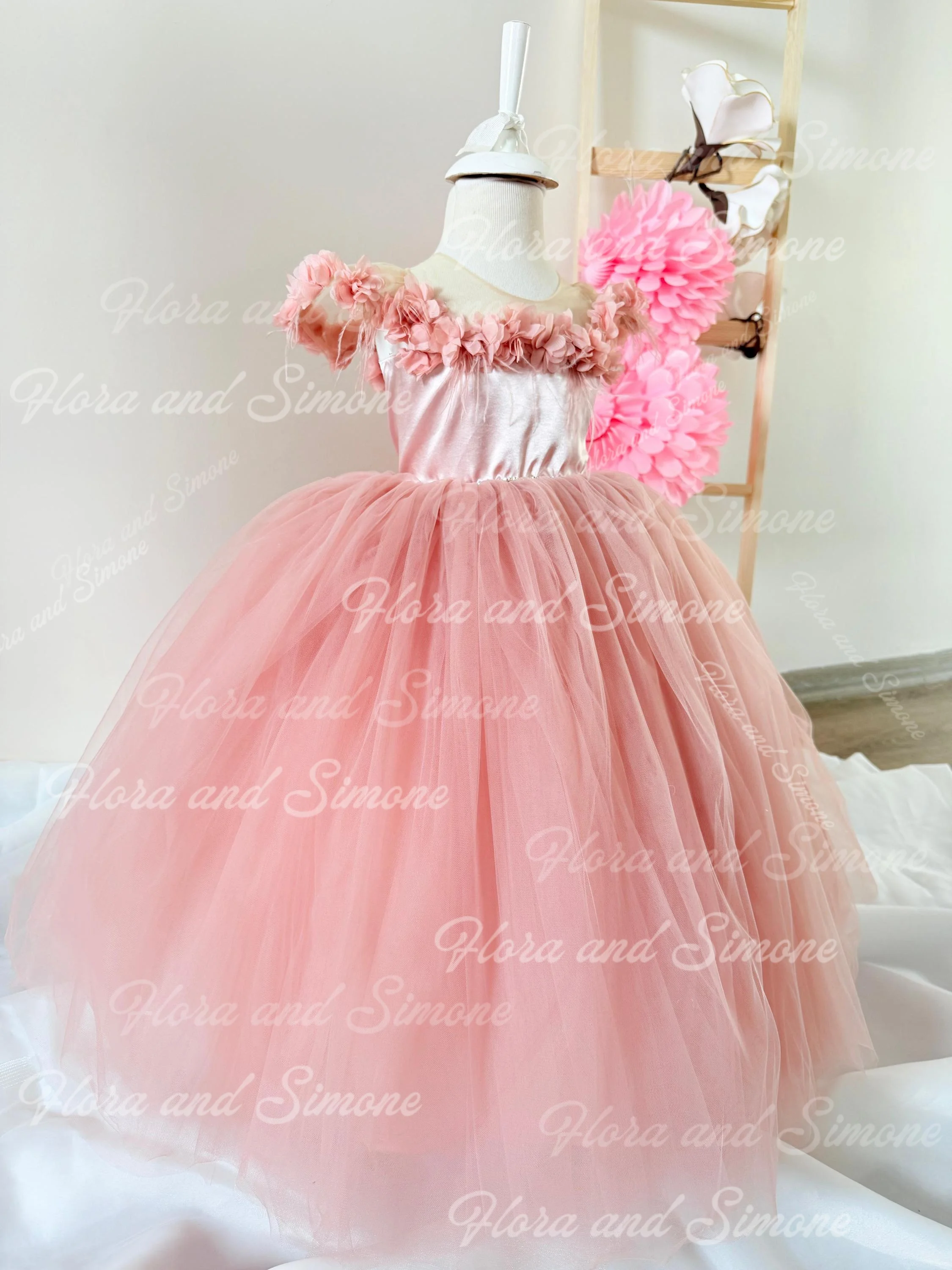 Розовые платья с цветочным узором для девочек по индивидуальному заказу на свадьбу, 3D цветы, тюль с короткими рукавами и перьями, великолепное детское праздничное платье на день рождения
Розовые платья с цветочным узором для девочек по индивидуальному заказу на свадьбу, 3D цветы, тюль с короткими рукавами и перьями, великолепное детское праздничное платье на день рождения