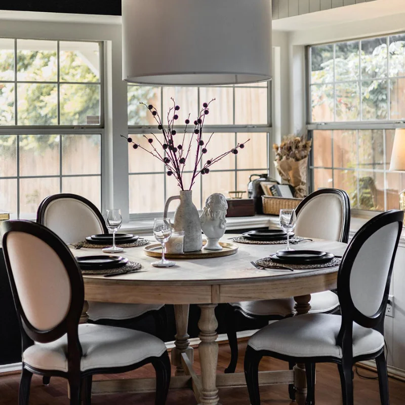 Round solid wood table retro household small apartment eating round table American high-end
Round solid wood table retro household small apartment eating round table American high-end