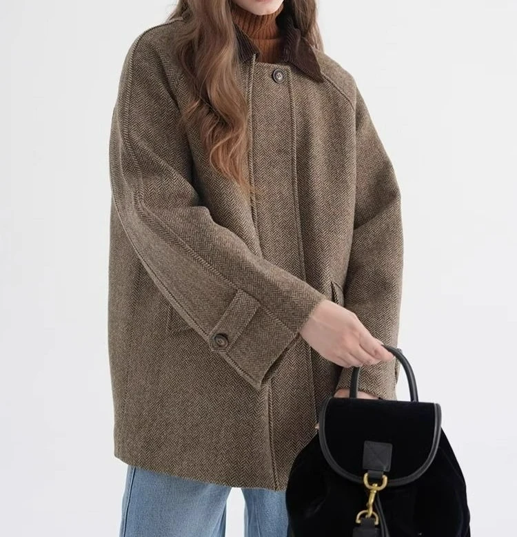 Retro Contrasting Woolen Coat 2025 Autumn and Winter Woolen New Coat Fashionable and Versatile Short Style
Retro Contrasting Woolen Coat 2025 Autumn and Winter Woolen New Coat Fashionable and Versatile Short Style