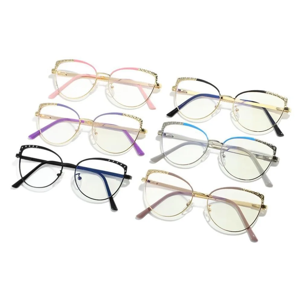 Очки с эффектом изменения цвета, защитой от синего света, модной оправой с бриллиантовой инкрустацией, пружинными шарнирами, плоскими линзами, в стиле европейской и американской моды, форма «кошачий глаз».
Очки с эффектом изменения цвета, защитой от синего света, модной оправой с бриллиантовой инкрустацией, пружинными шарнирами, плоскими линзами, в стиле европейской и американской моды, форма «кошачий глаз».