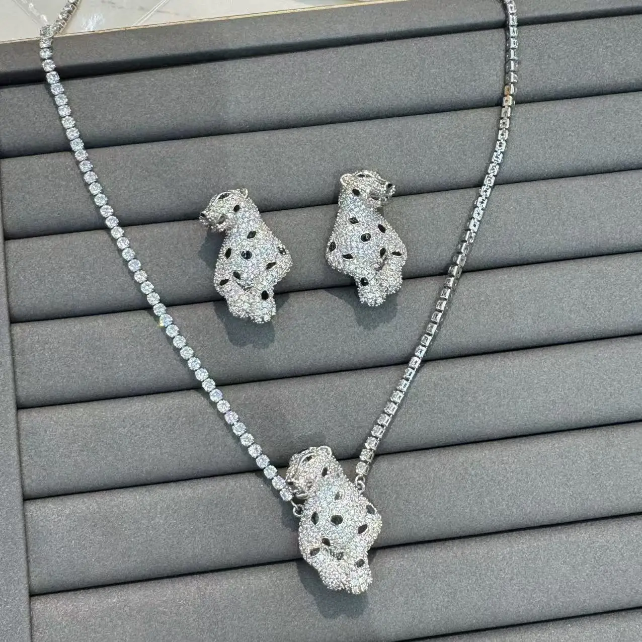Women Full Zircon Leopard Earrings And Necklace Jewelry Set for Women Elegant Animal Print Gemstone Accessory
Women Full Zircon Leopard Earrings And Necklace Jewelry Set for Women Elegant Animal Print Gemstone Accessory