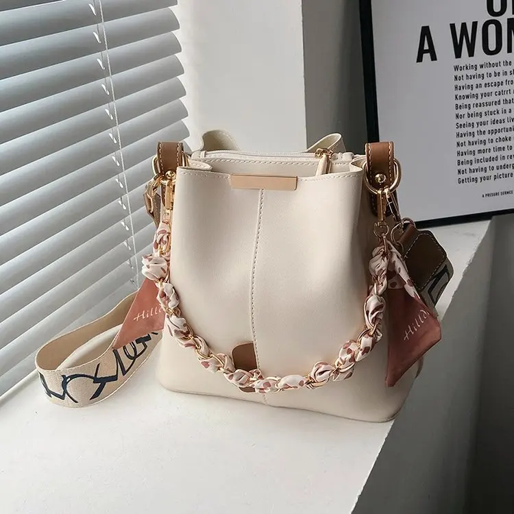 Marbled Leather Deconstructed Bucket Bag Women 2025 Convertible Sling Commuter Bag Luxury Design Versatile Underarm Carry
Marbled Leather Deconstructed Bucket Bag Women 2025 Convertible Sling Commuter Bag Luxury Design Versatile Underarm Carry