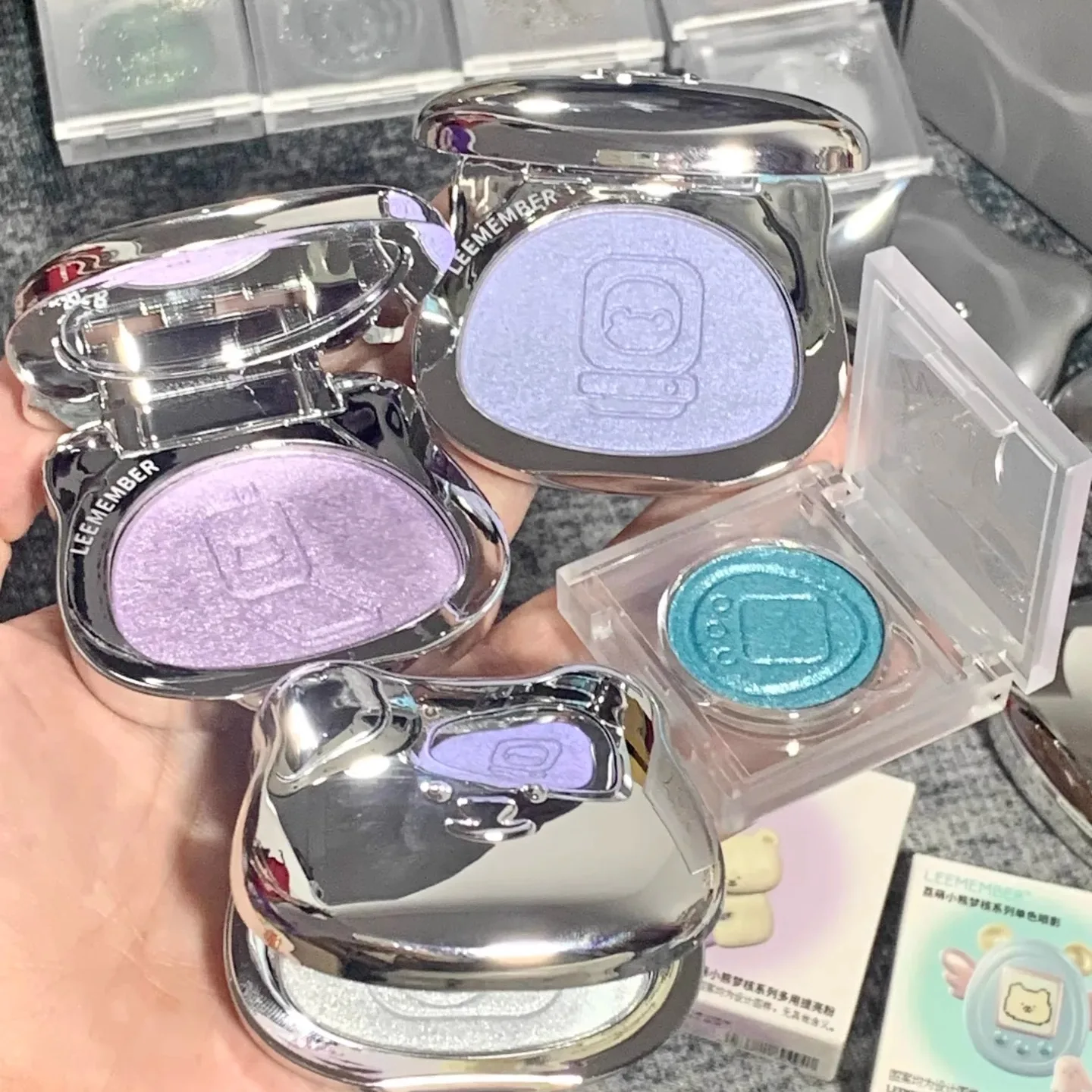 LEEMEMBER Little Bear Dream Core Series Y2K Highlight Glitter Multi-use Cream Metallic Color Eyeshdow Brighten
LEEMEMBER Little Bear Dream Core Series Y2K Highlight Glitter Multi-use Cream Metallic Color Eyeshdow Brighten