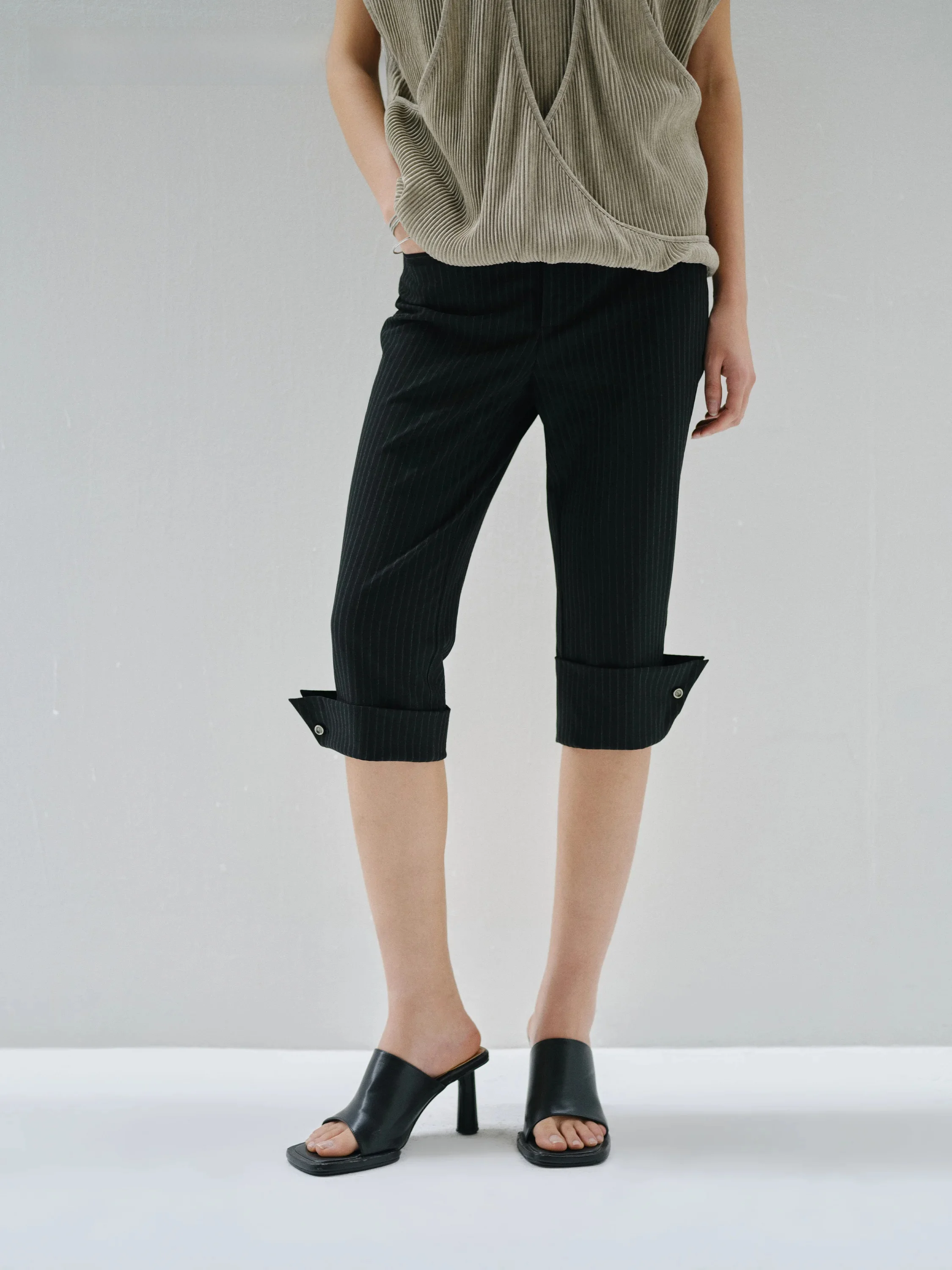 Modern Low Waist Bell Bottom Pants Adjustable Cuff Design Seven Inch Length Immune System Women's Fashion Trousers
Modern Low Waist Bell Bottom Pants Adjustable Cuff Design Seven Inch Length Immune System Women's Fashion Trousers