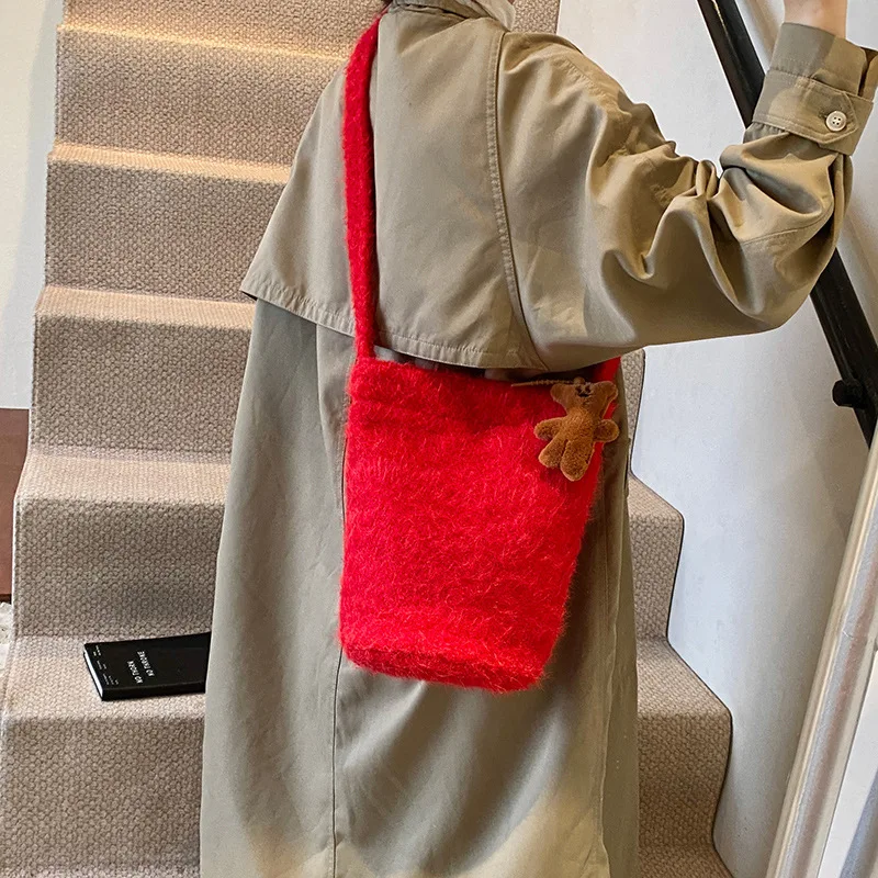 Portable Vintage Plush Bucket Bag Sweet Cute Plush Tote Bag Fashion Fabric Solid Color Shoulder Bag
Portable Vintage Plush Bucket Bag Sweet Cute Plush Tote Bag Fashion Fabric Solid Color Shoulder Bag