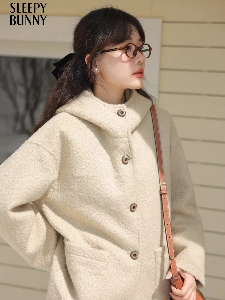 Милая флисовая куртка с капюшоном для женщин, теплое короткое плюшевое пальто, милая верхняя одежда на пуговицах в стиле ретро, зимняя повседневная уютная повседневная одежда
Милая флисовая куртка с капюшоном для женщин, теплое короткое плюшевое пальто, милая верхняя одежда на пуговицах в стиле ретро, зимняя повседневная уютная повседневная одежда