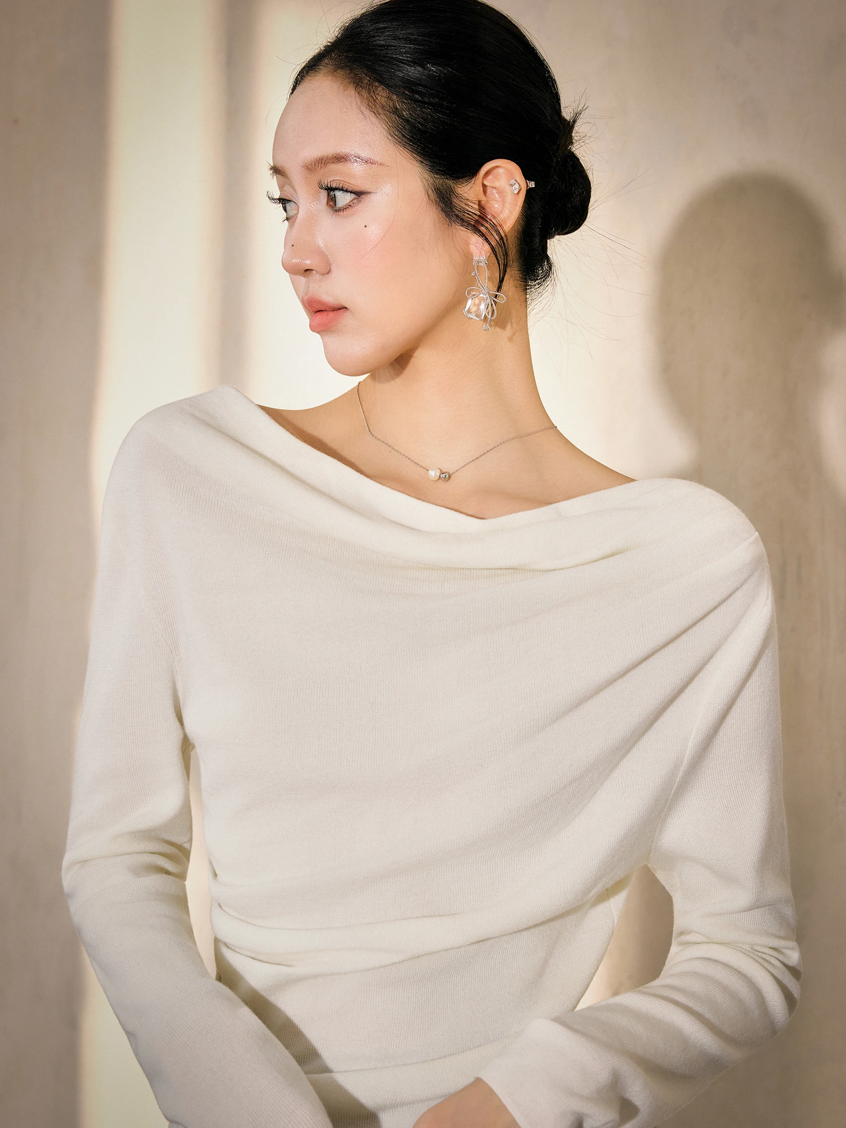 Элегантный белый вязаный топ с длинными рукавами для деловых встреч, приталенный, повседневный, простой дизайн, женская модная вещь.
Элегантный белый вязаный топ с длинными рукавами для деловых встреч, приталенный, повседневный, простой дизайн, женская модная вещь.