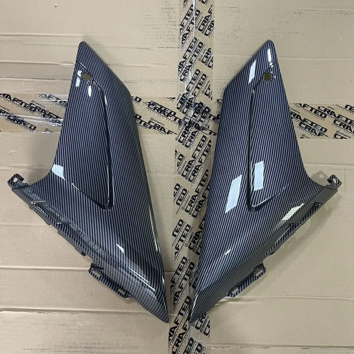 Для CFMOTO 675SR перегородка с фиксированным ветровым крылом, конкурентоспособный спойлер с боковым ветровым крылом, аксессуары для модификации рисунка из углеродного волокна
Для CFMOTO 675SR перегородка с фиксированным ветровым крылом, конкурентоспособный спойлер с боковым ветровым крылом, аксессуары для модификации рисунка из углеродного волокна