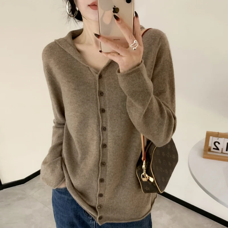100% wool women's knitted top, v-neck, long sleeves, hoodie, button-up, solid color, new style for spring and summer 2025
100% wool women's knitted top, v-neck, long sleeves, hoodie, button-up, solid color, new style for spring and summer 2025