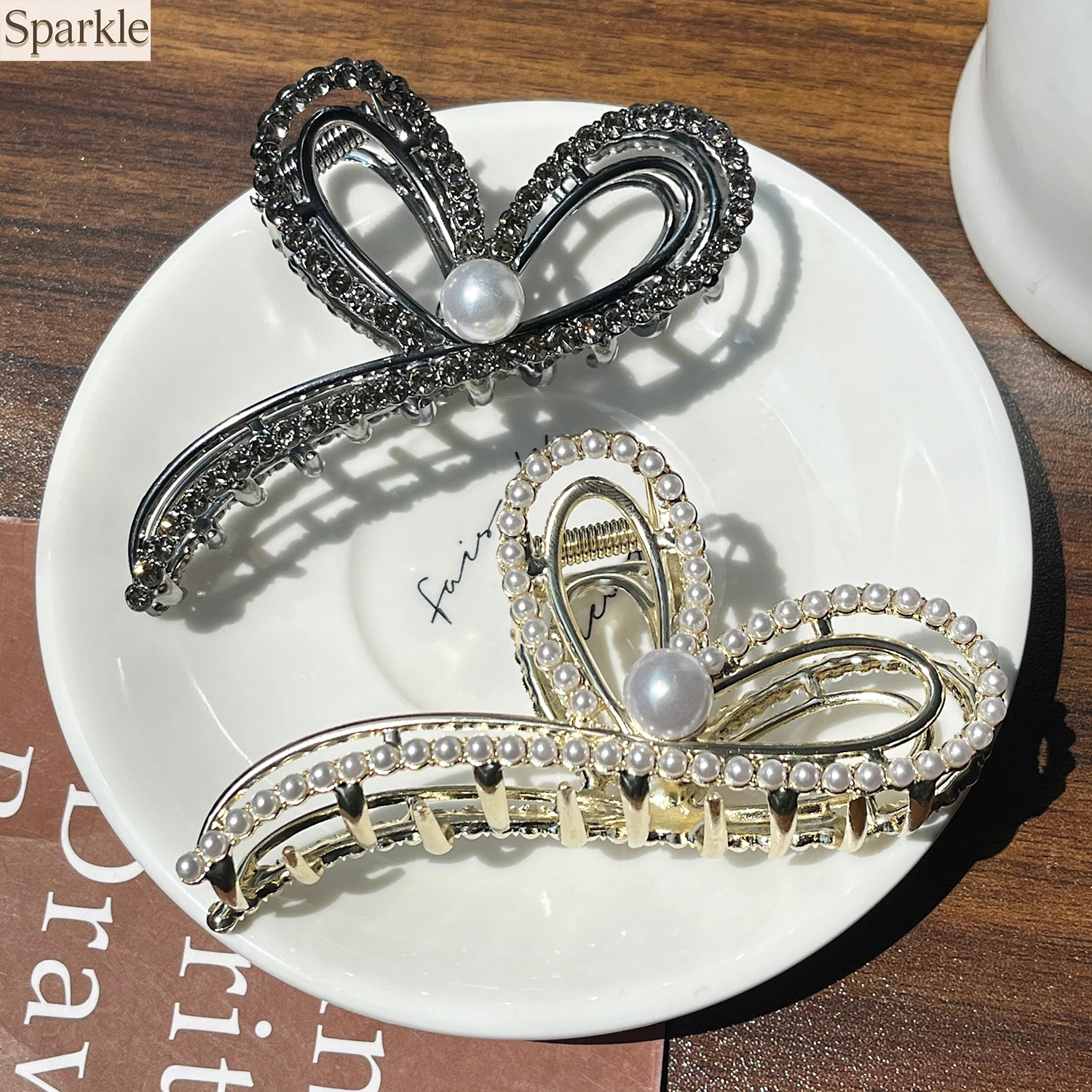 Elegant Pearl Rhinestone Bow Hair Claw Shiny Metal Hair Clip Fashion Party Accessory for Women
Elegant Pearl Rhinestone Bow Hair Claw Shiny Metal Hair Clip Fashion Party Accessory for Women