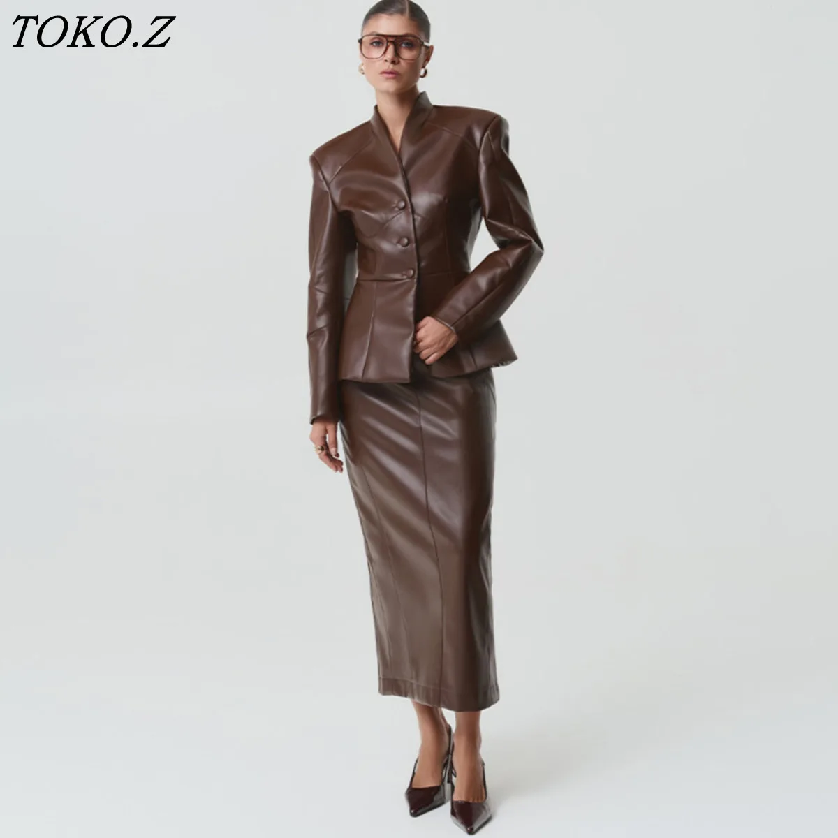 TOKO 2026 New Women 2 Piece Faux Leather Set Stand Collar Shoulder Peplum Waist High Waist Midi Skirt Back Slit Outfit
TOKO 2026 New Women 2 Piece Faux Leather Set Stand Collar Shoulder Peplum Waist High Waist Midi Skirt Back Slit Outfit