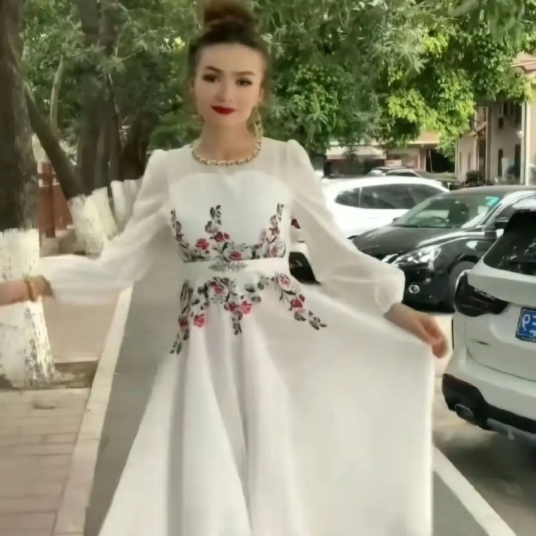2023 Women's Diamond Round Neck Exquisite Embroidery Waist Fit Bubble Sleeve Belt A-line Large Swing Long Dress
2023 Women's Diamond Round Neck Exquisite Embroidery Waist Fit Bubble Sleeve Belt A-line Large Swing Long Dress