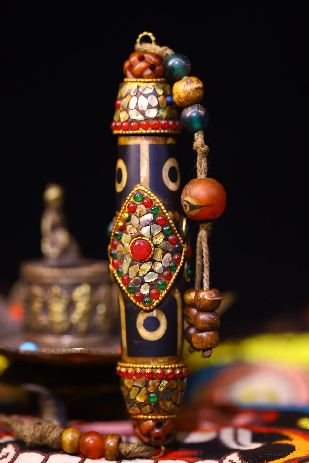 5"Tibetan Temple Collection Old Natural Agate Mosaic Gem gZi Beads Shell Pendant Amulet Dharma Town house Exorcism
5"Tibetan Temple Collection Old Natural Agate Mosaic Gem gZi Beads Shell Pendant Amulet Dharma Town house Exorcism