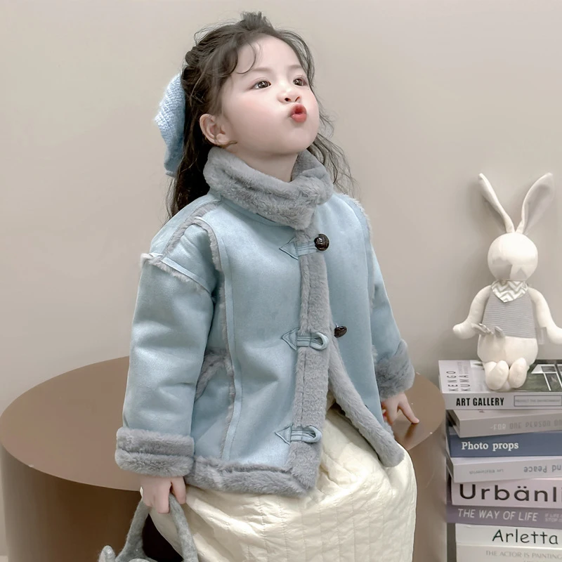 Бархатная замшевая куртка для девочек, осенне-зимняя детская флисовая верхняя одежда с отложным воротником, корейские утепленные теплые пальто для маленьких девочек
Бархатная замшевая куртка для девочек, осенне-зимняя детская флисовая верхняя одежда с отложным воротником, корейские утепленные теплые пальто для маленьких девочек