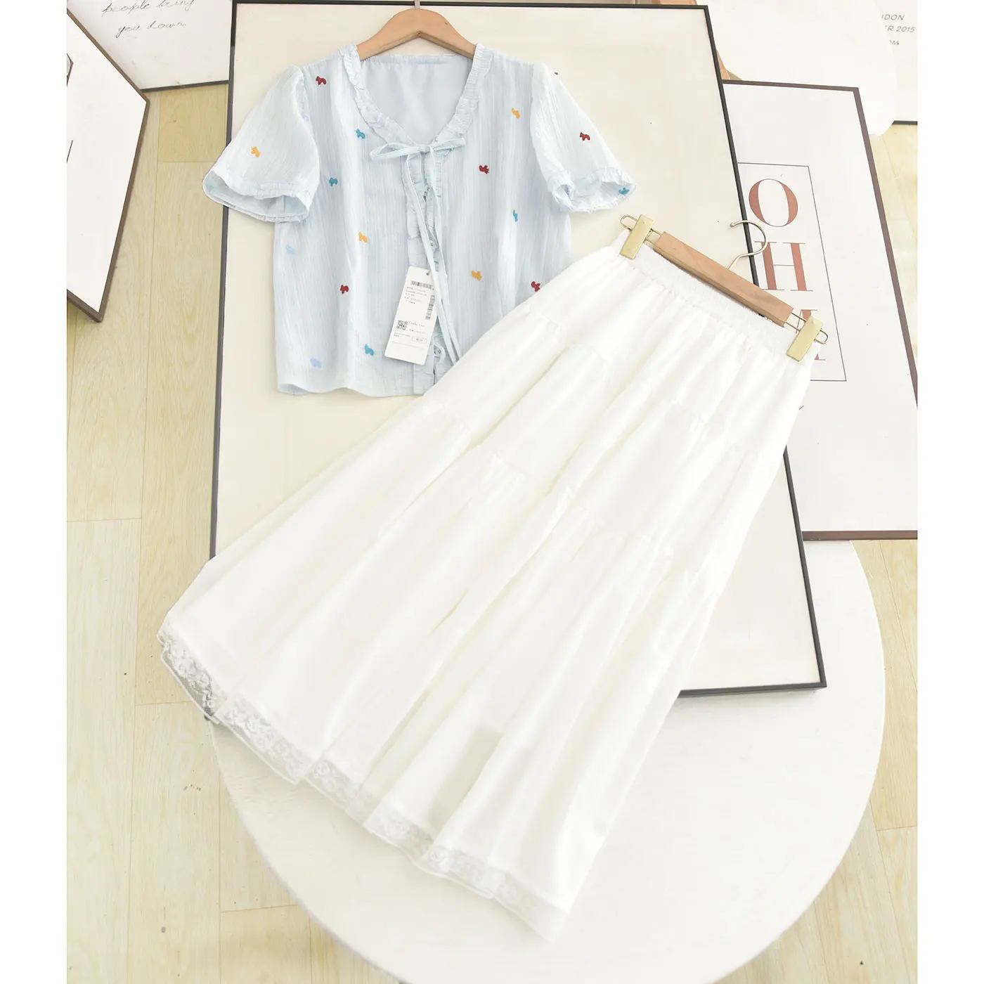 Blue Short Sleeve Embroidered Lace Patchwork A-Line Skirt Two-Piece Set Women's Summer Fashion Shirt Knot Pattern
Blue Short Sleeve Embroidered Lace Patchwork A-Line Skirt Two-Piece Set Women's Summer Fashion Shirt Knot Pattern