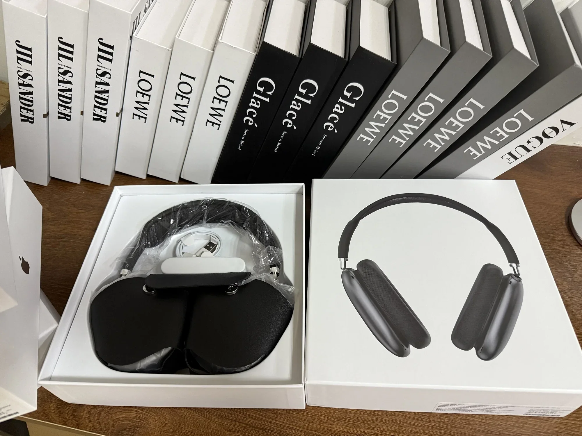 Suitable for AirPods Max smart earphones, power drop protection cover, soft PU leather case earphones military headset
Suitable for AirPods Max smart earphones, power drop protection cover, soft PU leather case earphones military headset