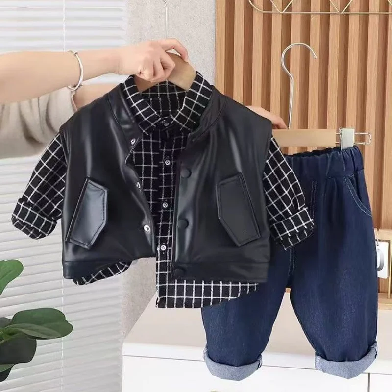 Boys' Spring and Autumn Set New Handsome and Fashionable Children's Shirt+Leather Vest+Jeans 3-Piece Set
Boys' Spring and Autumn Set New Handsome and Fashionable Children's Shirt+Leather Vest+Jeans 3-Piece Set